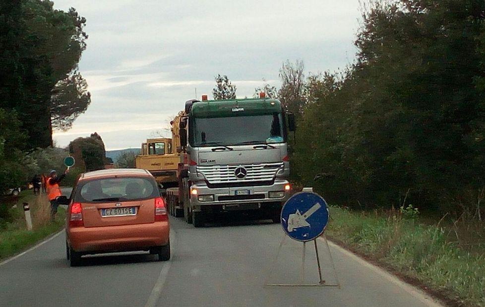 Camion si ribalta e finisce nel fosso 