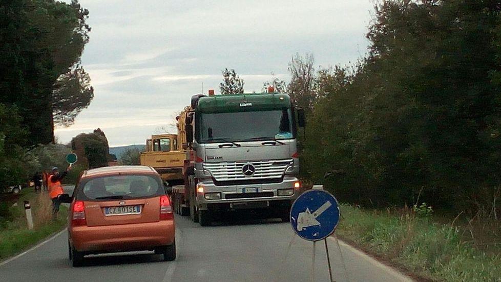 Camion si ribalta e finisce nel fosso