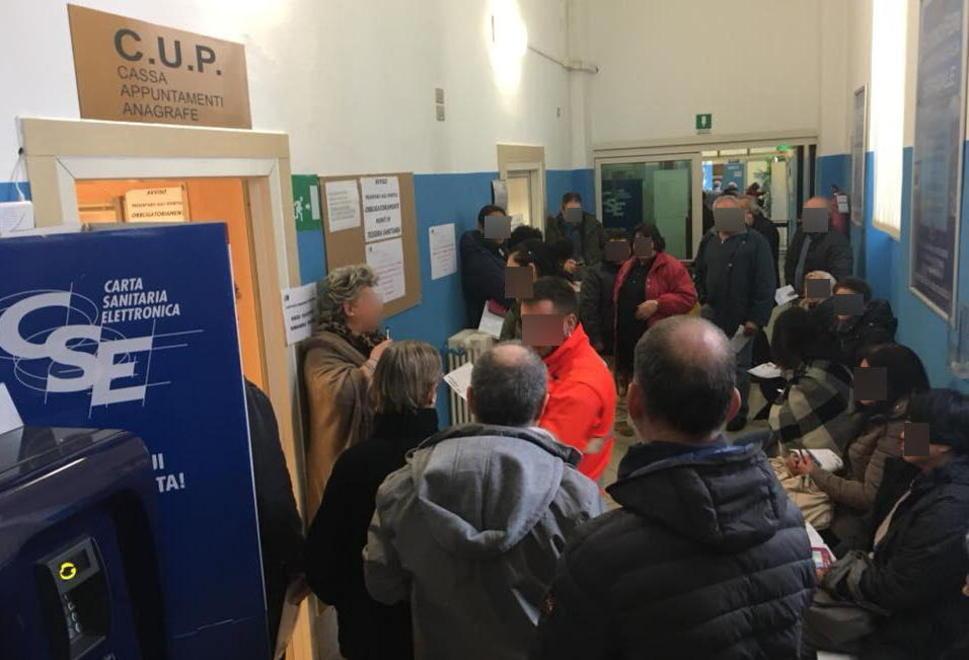 Fila di ore al Cup Il sindaco sbotta «Ora l’Asl chiarisca»