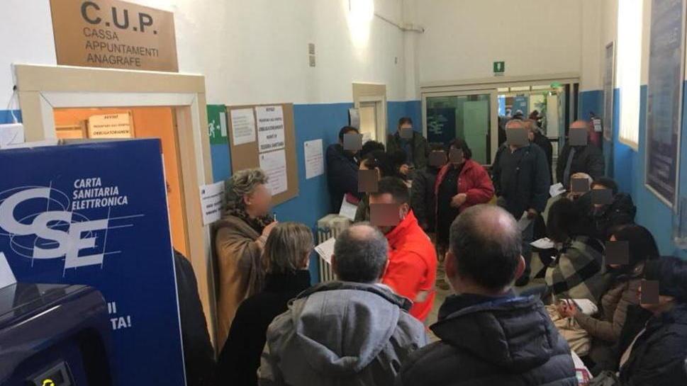 Fila di ore al Cup Il sindaco sbotta «Ora l’Asl chiarisca»