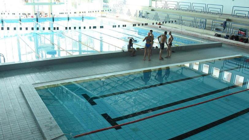 Nuotatore deluso: «La piscina il sabato chiude alle 18.30»