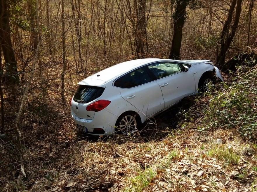 Nebbia fitta: auto precipita nel bosco 