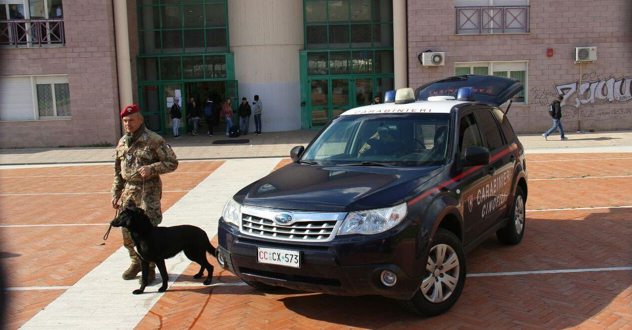 Cani antidroga all’uscita delle scuole