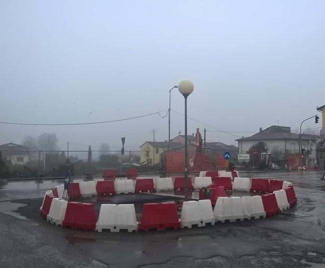 Lavori alla rotonda di Zone demolito il vecchio rudere 