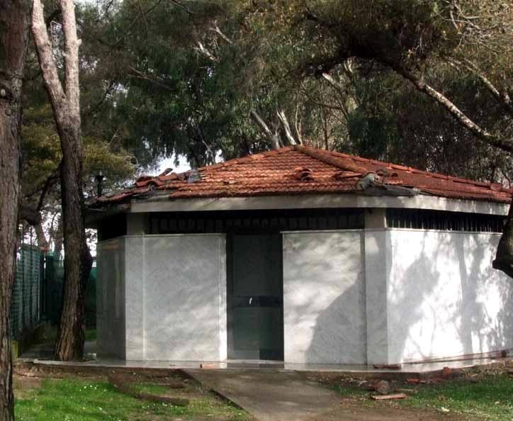 Bagni ancora fuori uso e la pipì si fa nel cespuglio 