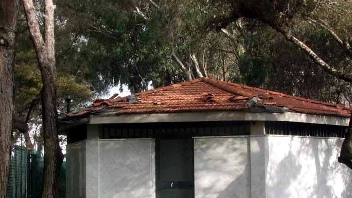 Bagni ancora fuori uso e la pipì si fa nel cespuglio