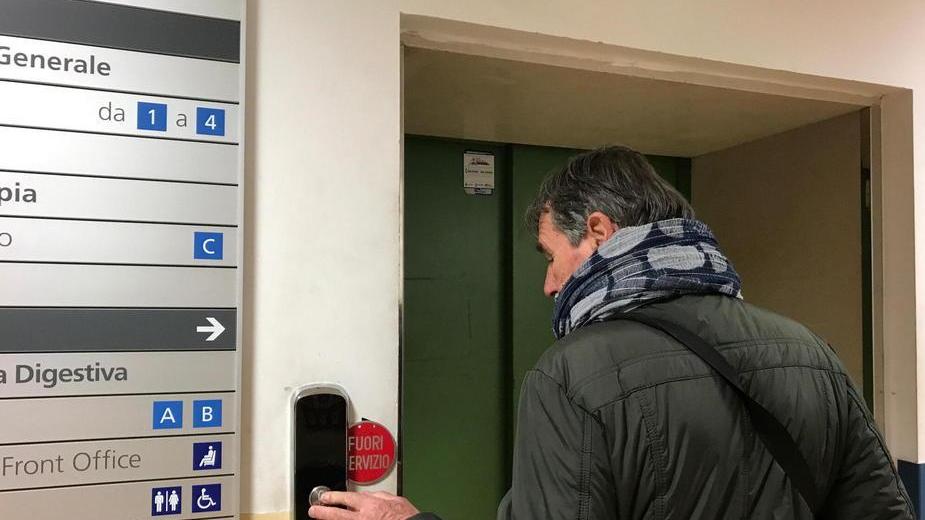 Ospedale, nel padiglione nuovo ascensore guasto da due mesi