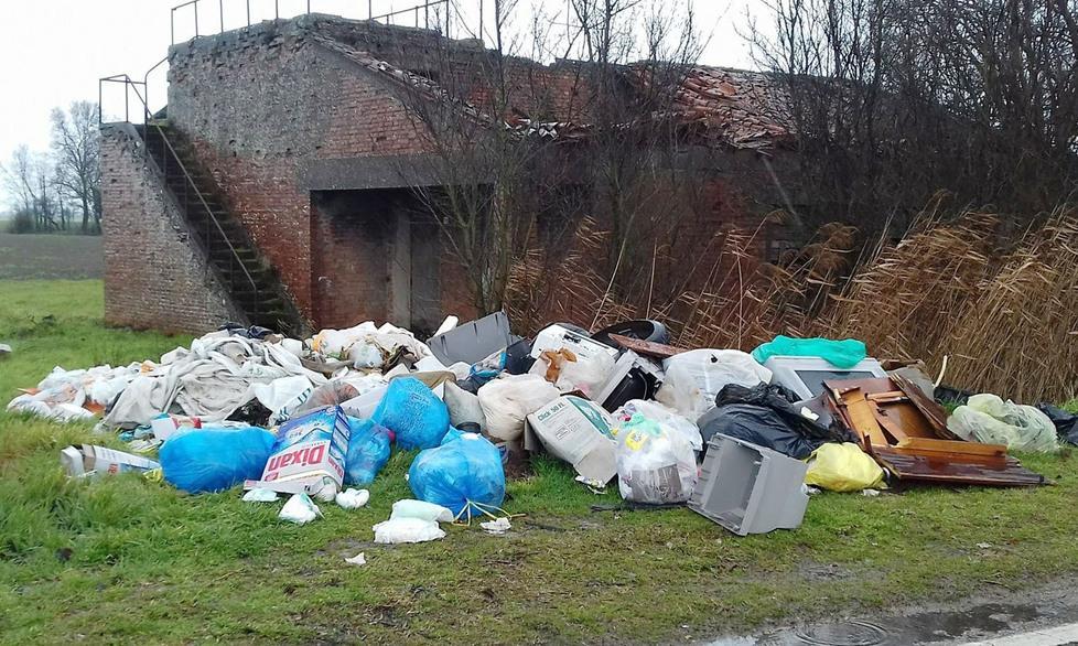 Discarica a cielo aperto in via Ro