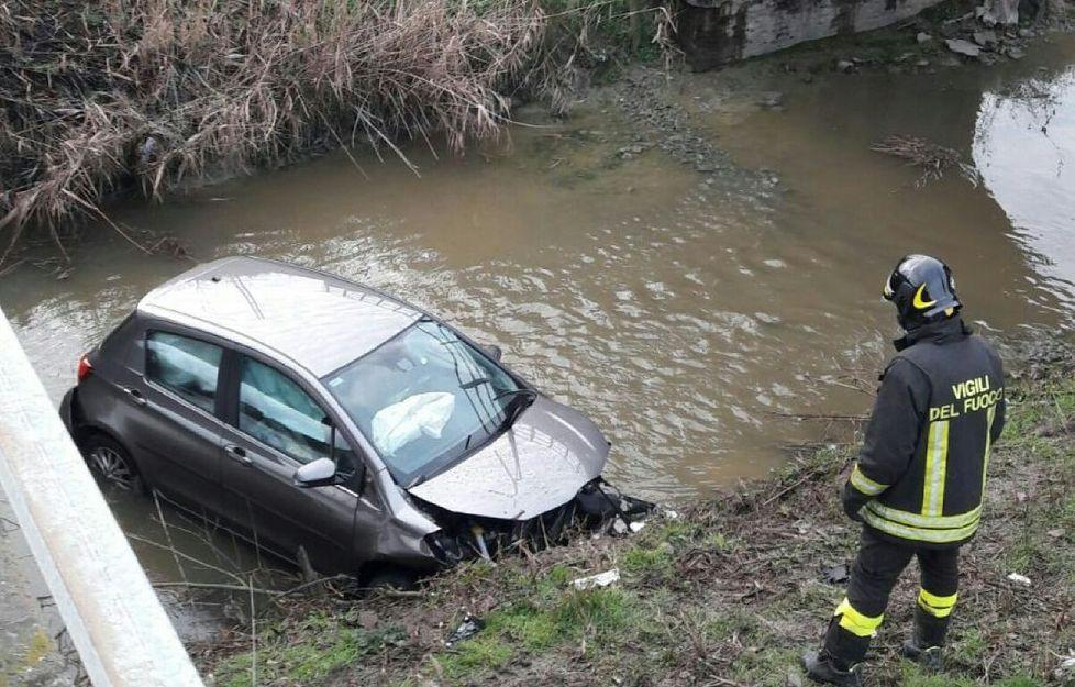 Novellara, perde il controllo e finisce con l’auto nel canale
