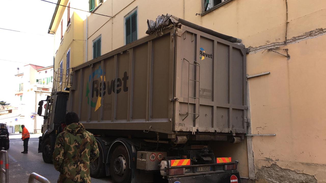 Il camion che si è “appoggiato” a una casa (Foto Silvi)