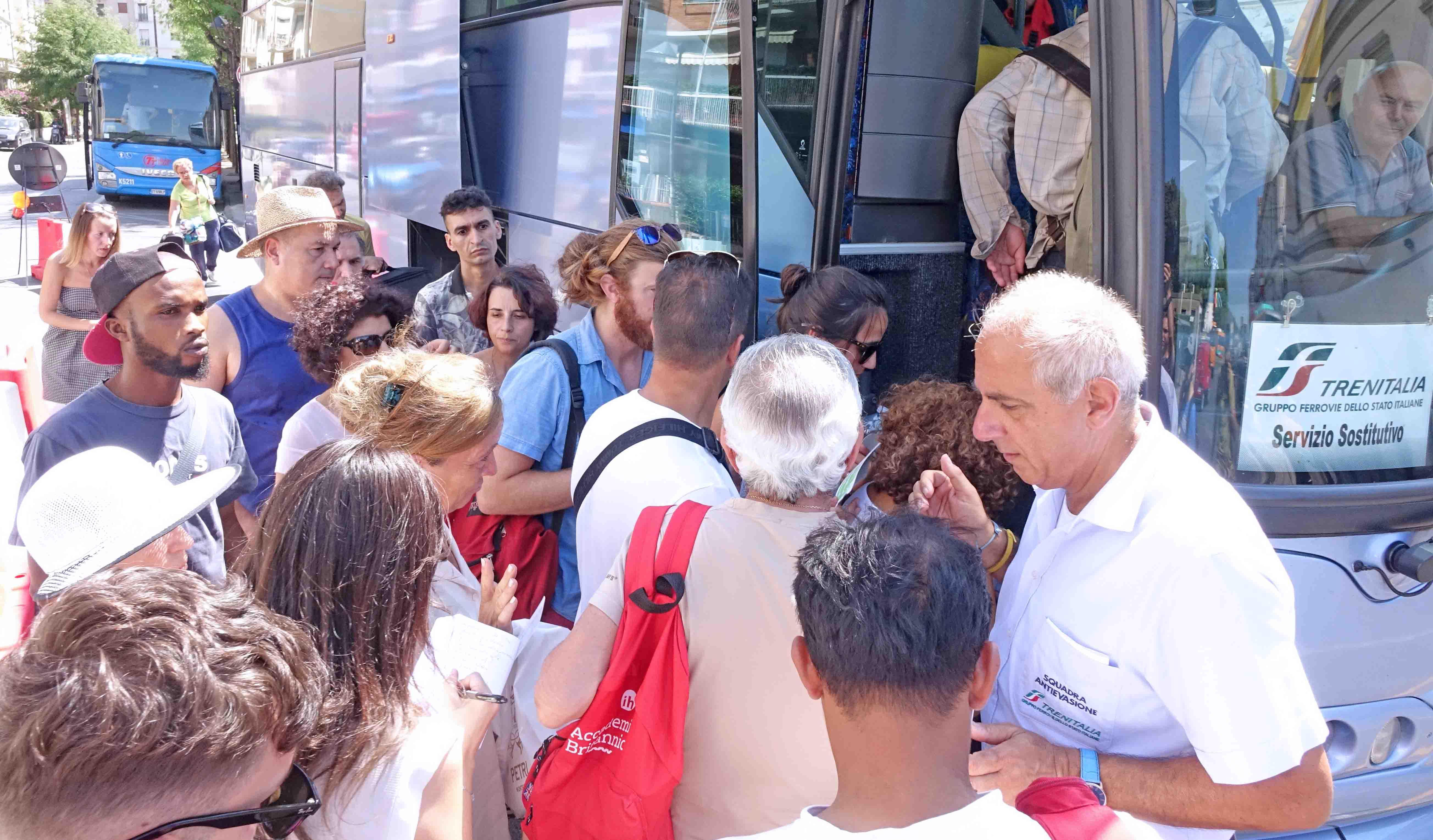 Autobus sostitutivo alla stazione di Pistoia nell'estate scorsa (Foto Gori)