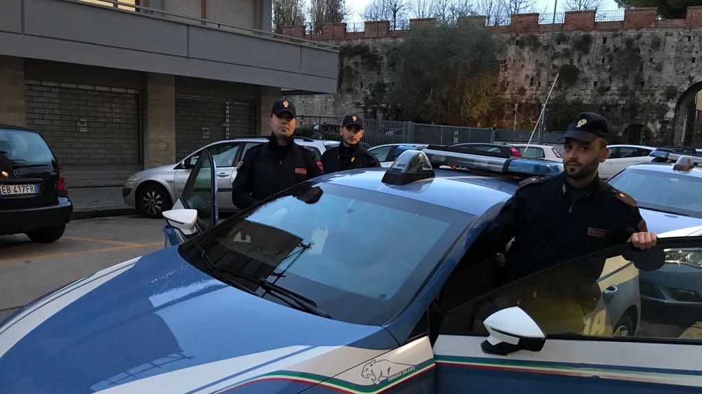 Una volante della Polizia di Stato