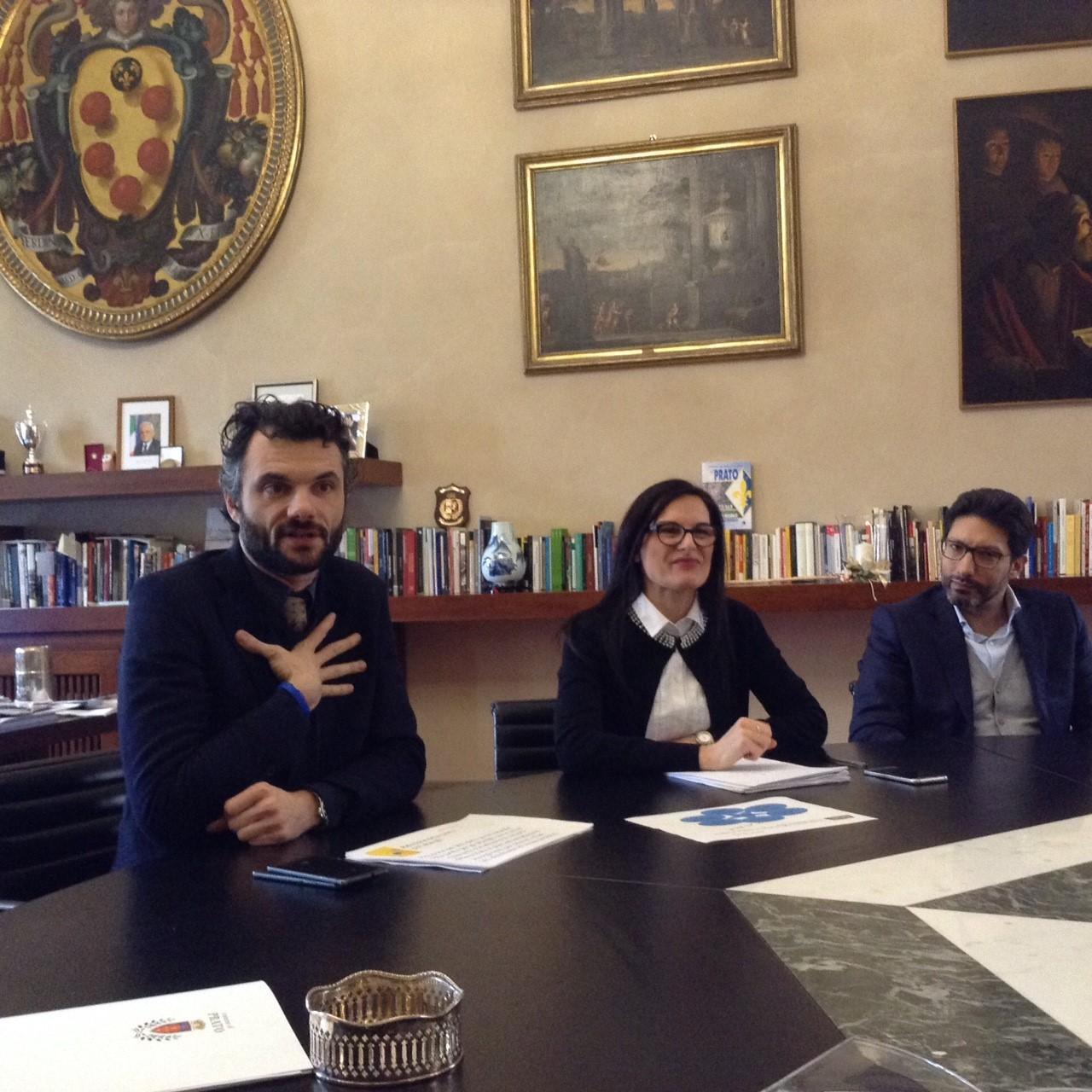 Il sindaco Matteo Biffoni, l'assessore Monia Faltoni e il ragioniere capo Davide Zenti