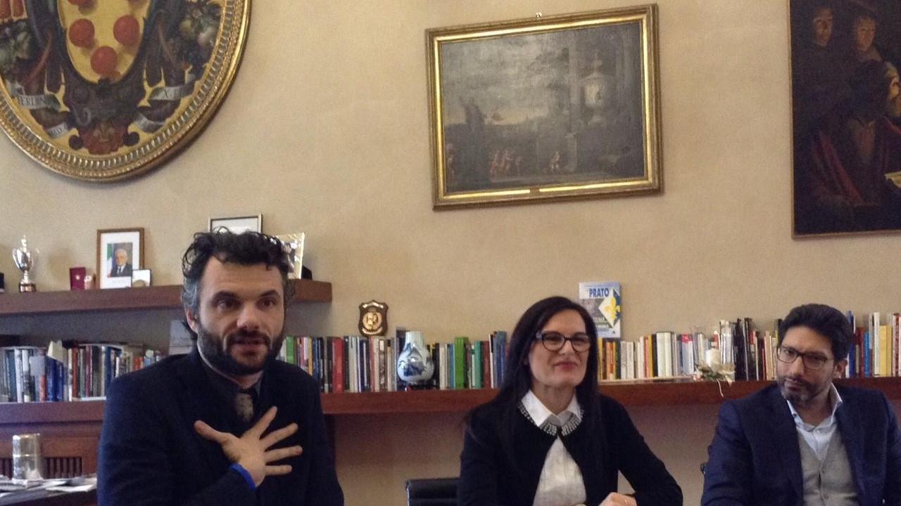 Il sindaco Matteo Biffoni, l'assessore Monia Faltoni e il ragioniere capo Davide Zenti