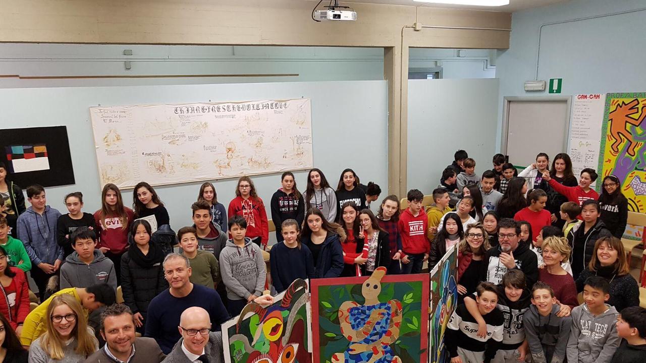 foto di gruppo di alcuni studenti partecipanti al concorso e le loro opere