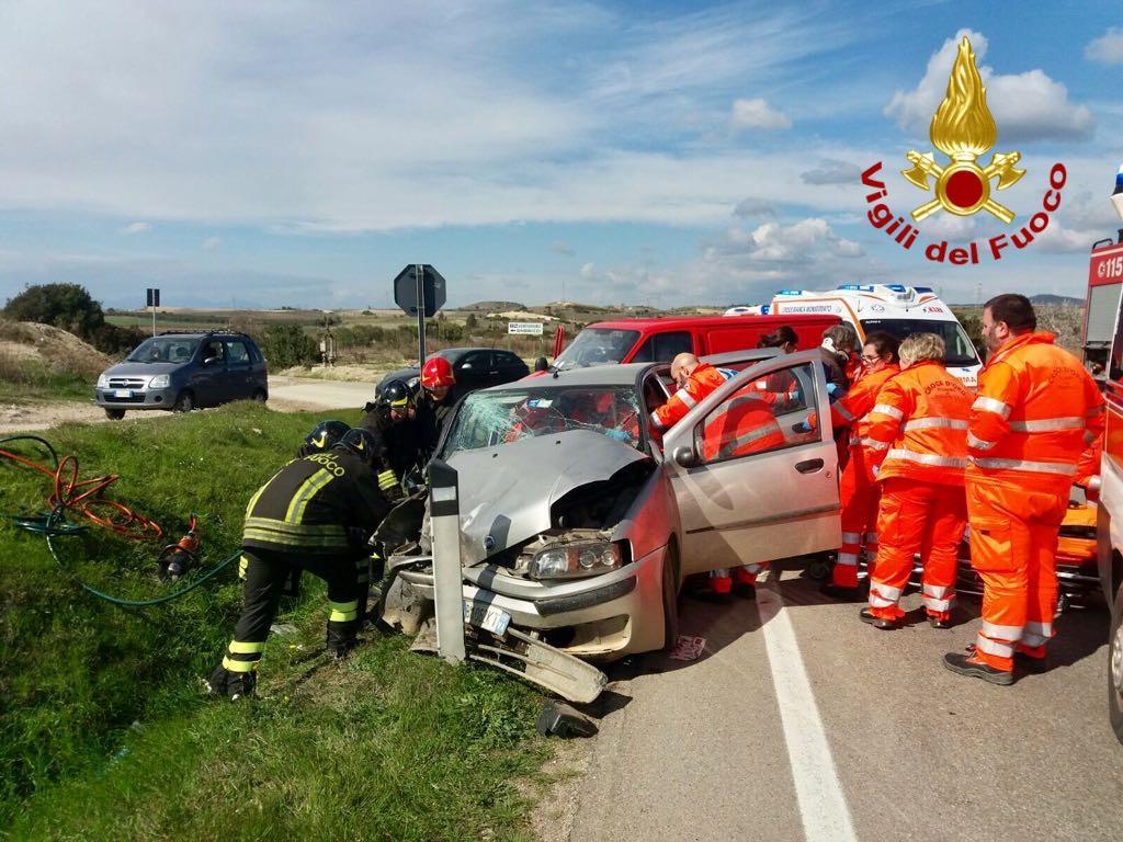 Scontro frontale fra auto, gravi quattro persone