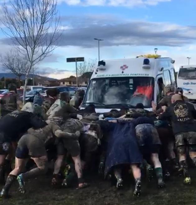 I rugbisti spingono l’ambulanza al campo Bellaria di Pontedera 