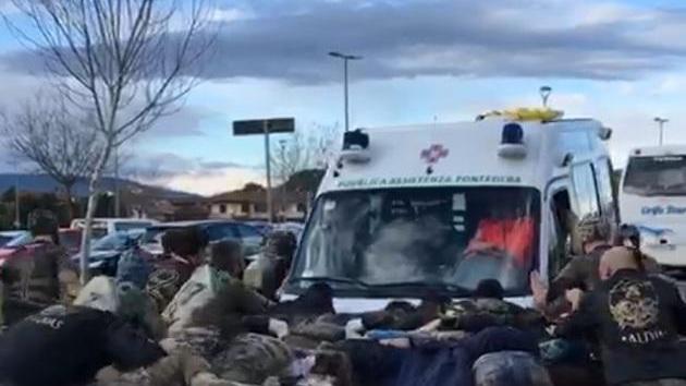 I rugbisti spingono l’ambulanza al campo Bellaria di Pontedera
