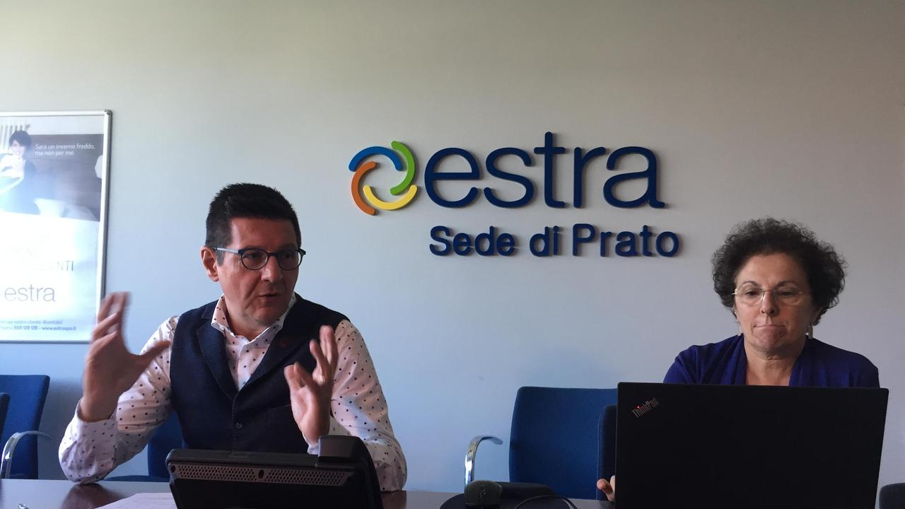 Il direttore generale di Estra Paolo Abati e Saura Saccenti responsabile comunicazioni
