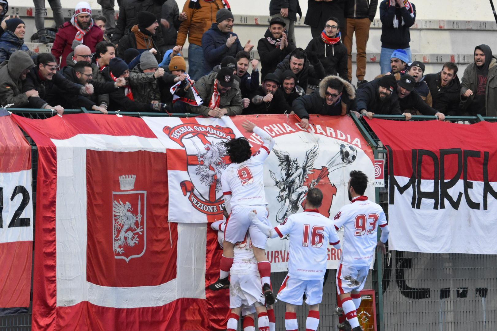 Festa sotto la curva dopo il gol di Cosimi (foto Bf)