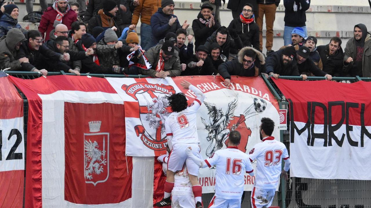 Festa sotto la curva dopo il gol di Cosimi (foto Bf)