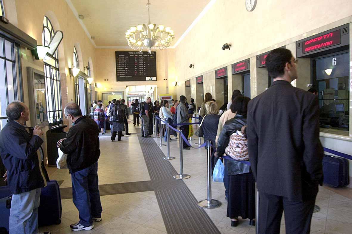 Modena, allontanate le questuanti della biglietteria della Stazione Fs