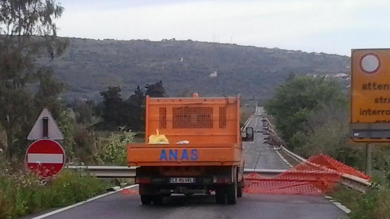 Scontro tra camion sulla Nuoro-Macomer: nessun ferito ma strada bloccata