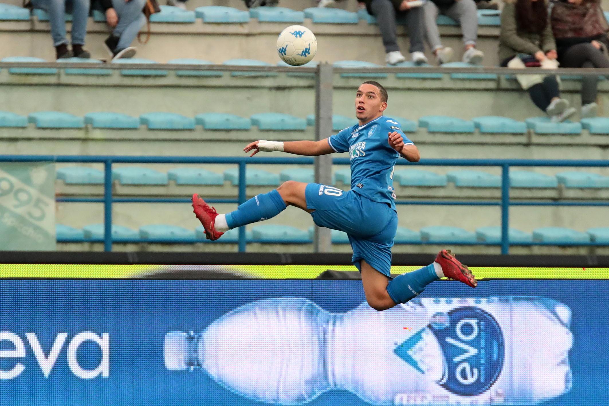 Una giocata acrobatica di Bennacer (foto agenzia Carlo Sestini)