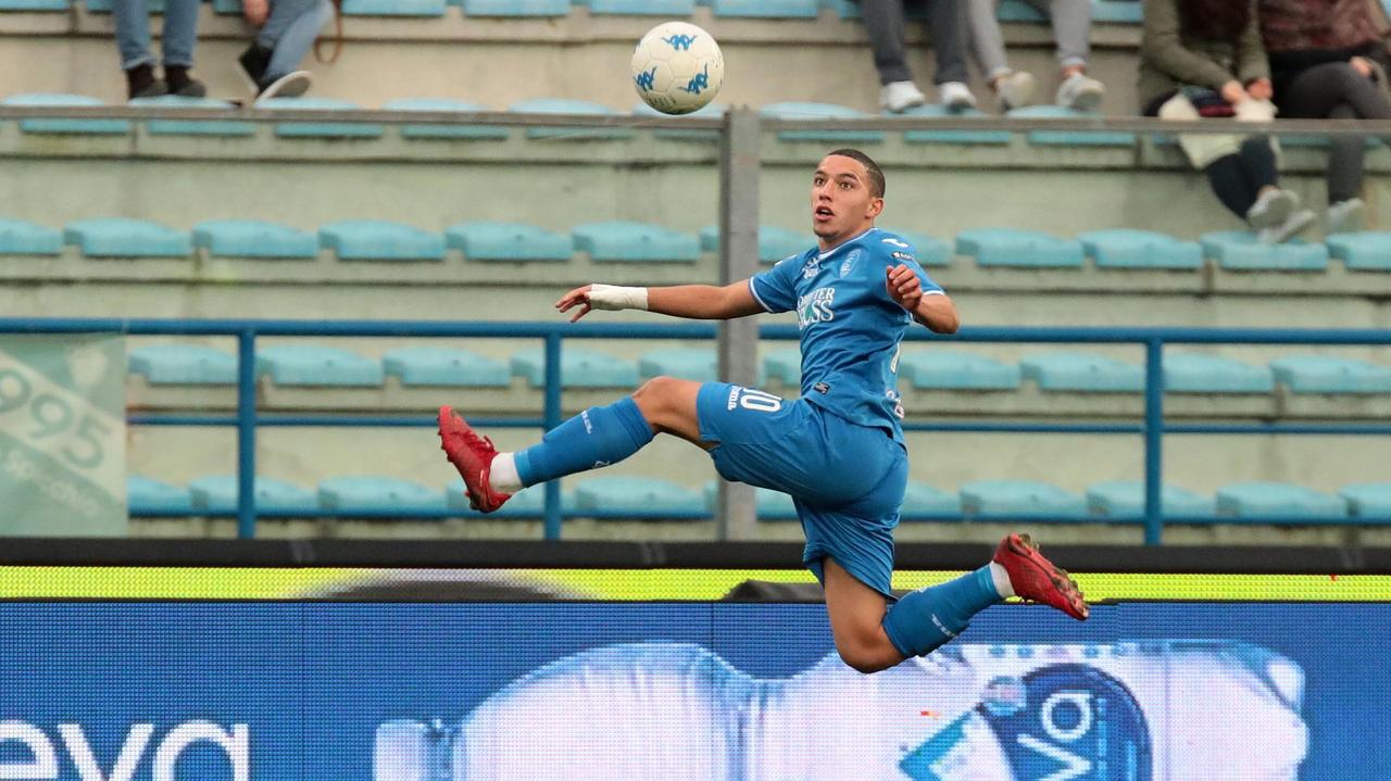 Una giocata acrobatica di Bennacer (foto agenzia Carlo Sestini)