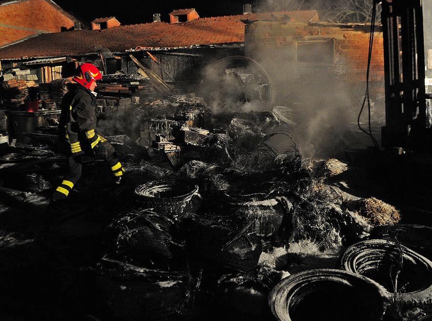L’incendio di Magreta «Inquinanti contenuti»