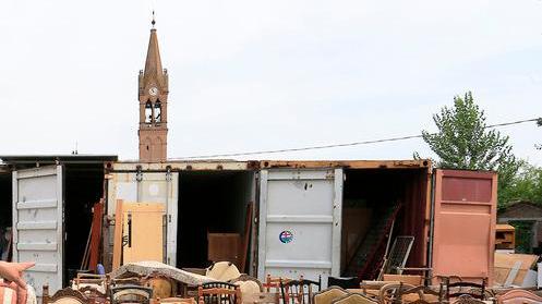Buca tettoia e ruba nel mercatino
