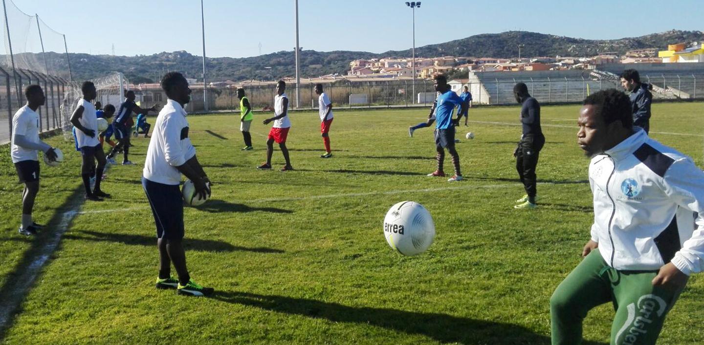 A Oristano il pallone unisce i giovani migranti e i sardi 