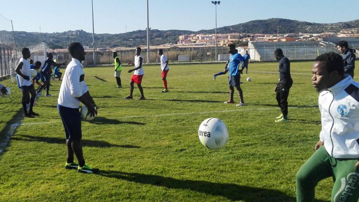 A Oristano il pallone unisce i giovani migranti e i sardi 