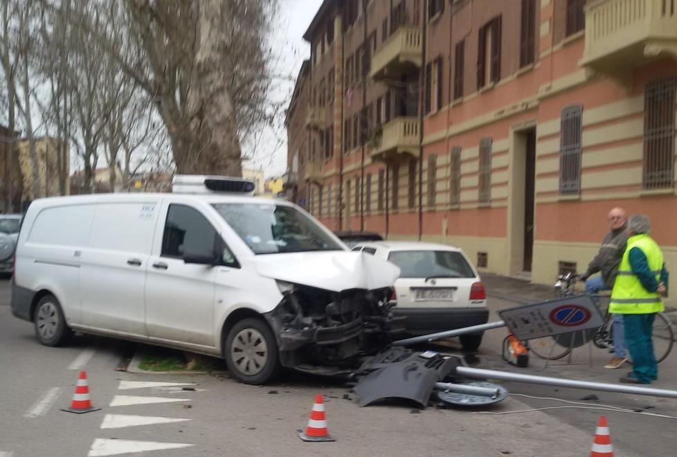 Furgone abbatte cartelli stradali