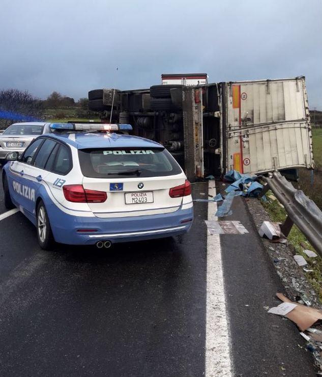 Ss 131, si ribalta camion carico di vino
