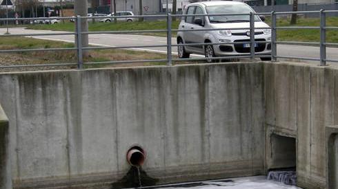 Azienda inquina il canale. «Ora effettuerà la pulizia»