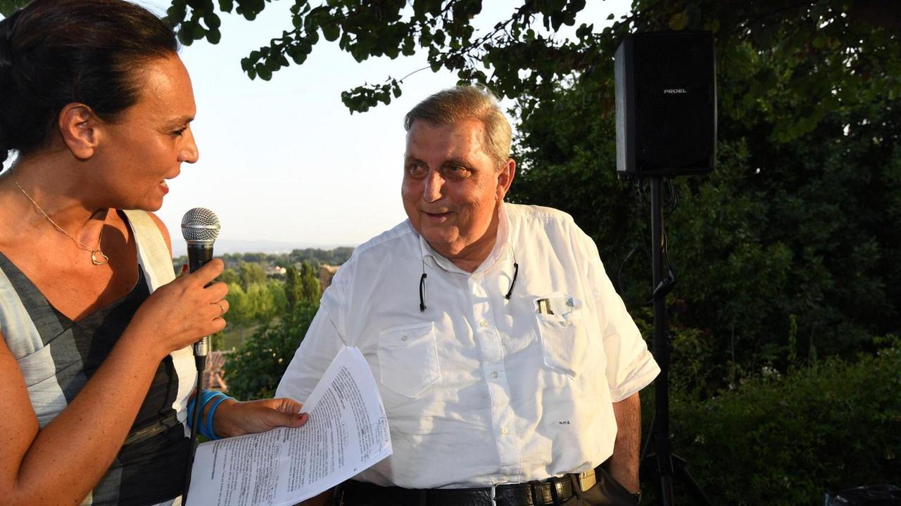 Nicola Bovoli con la giornalista Irene Arquint durante un'iniziativa del Tirreno