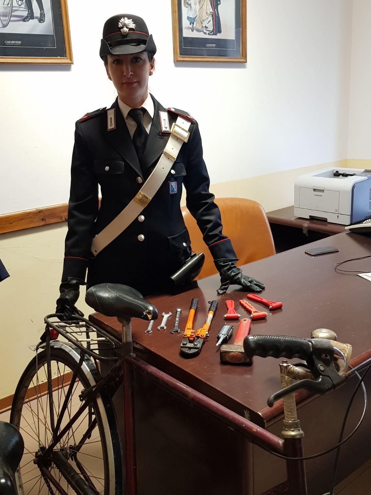 Ladri di bicicletta a quindici anni in piazza Garibaldi 