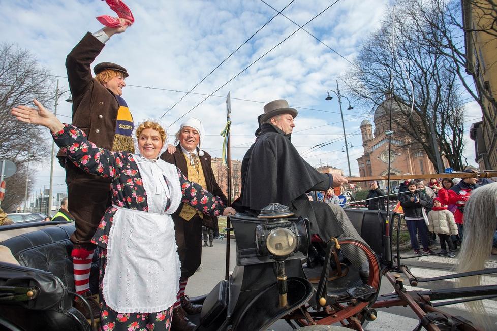 Un momento del corteo con la Famiglia Pavironica