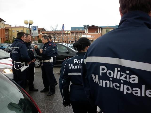 Agenti della municipale in servizio (foto d'archivio)