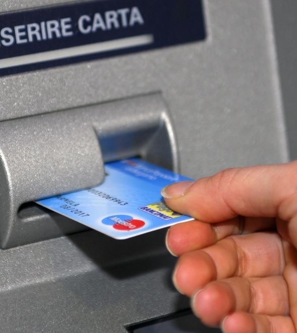 Reggio Emilia, ruba e alleggerisce il bancomat della moglie: filmato durante il prelievo 