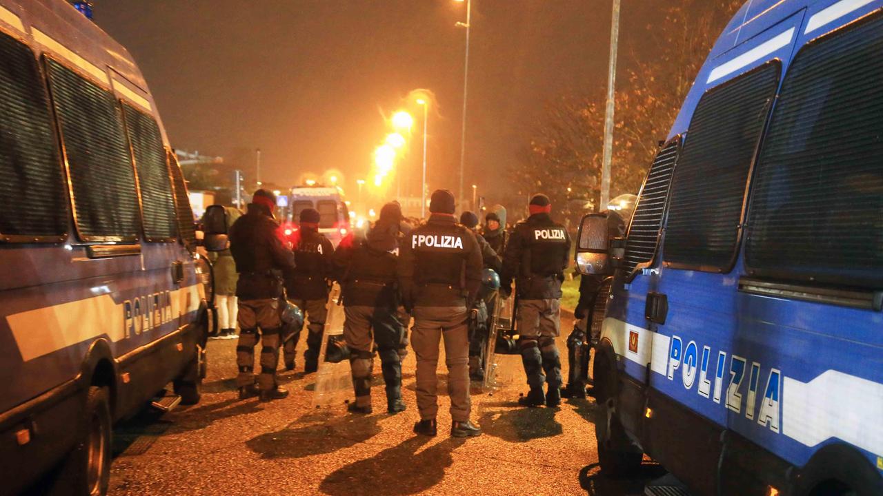 Europa League, lanci di bottiglie fra ultrà in via Gramsci