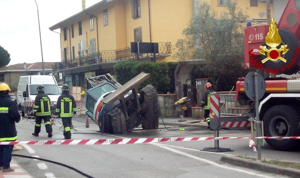Mercoledì nero: tranciati tubo del gas e cavo di fibra ottica