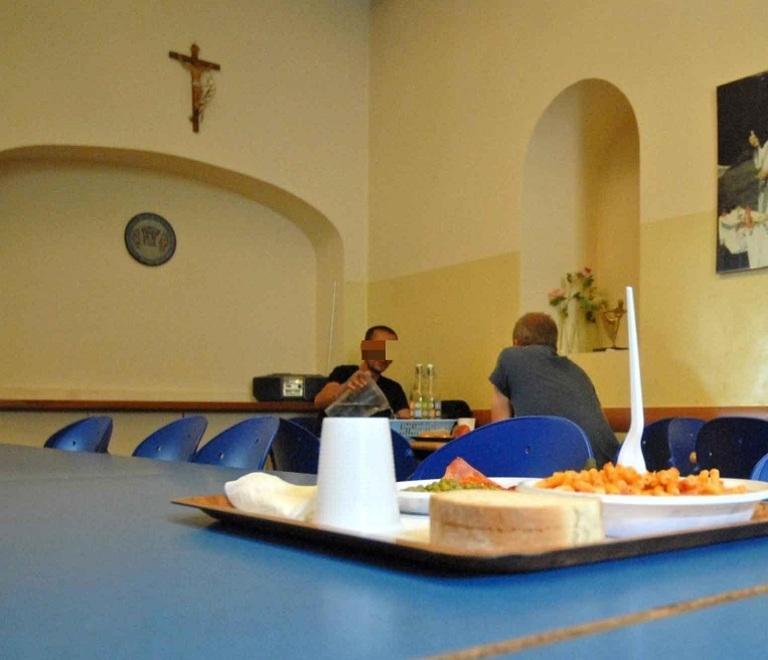 Sola, col figlio e senza lavoro «Aiutatemi, sono disperata» 