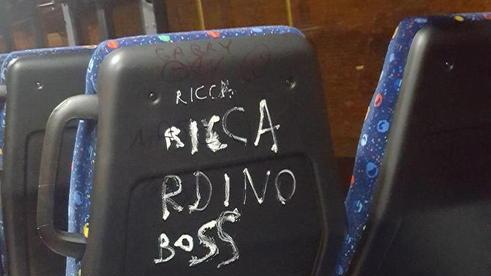 Bus nuovi e già pieni di scritte