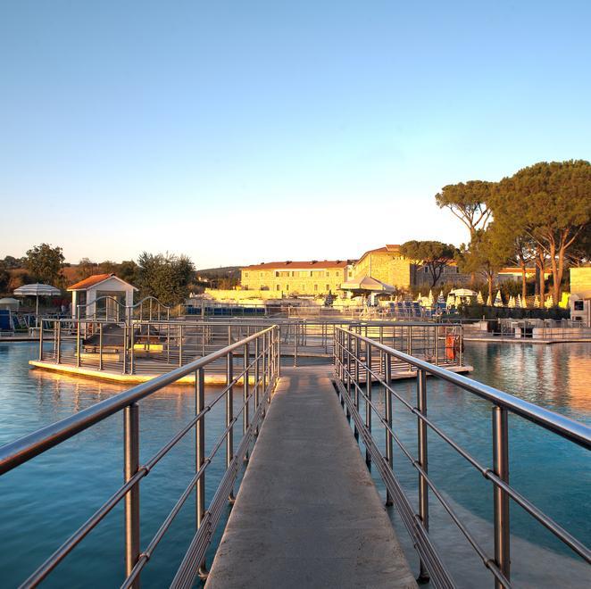 Quote rosa a bordo piscina «Ora assumiamo le bagnine»