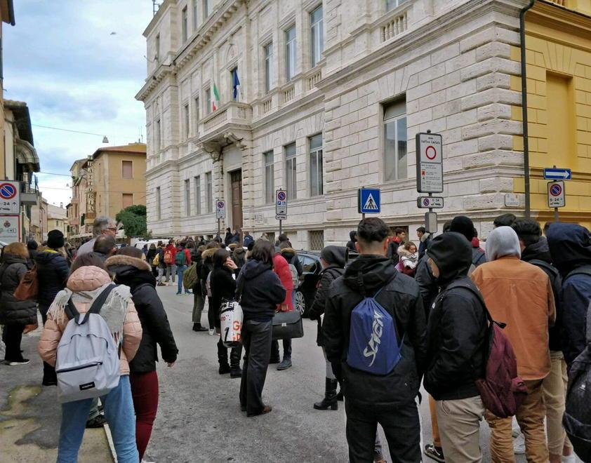 Vandali incollano le serrature Gli studenti aspettano fuori 