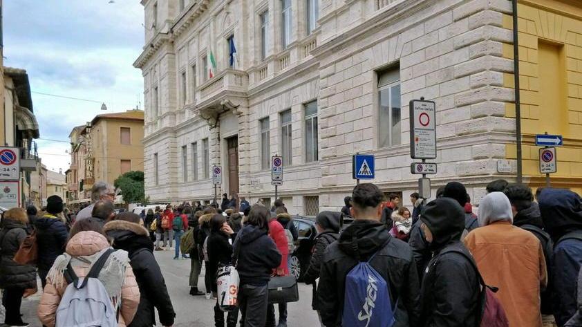 Vandali incollano le serrature Gli studenti aspettano fuori