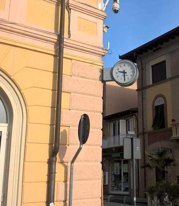 Torna a battere le ore il maxi orologio del centro del Forte