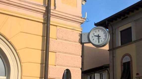 Torna a battere le ore il maxi orologio del centro del Forte